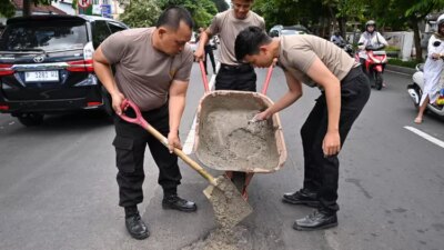 dukung-operasi-keselamatan-semeru-2026,-kapolresta-banyuwangi-turun-langsung-tambal-jalan-berlubang