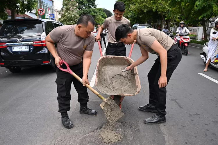 dukung-operasi-keselamatan-semeru-2026,-kapolresta-banyuwangi-turun-langsung-tambal-jalan-berlubang