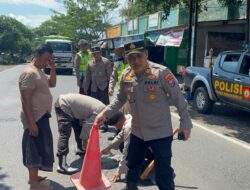 Aksi Nyata Polisi untuk Rakyat: Polsek Wongsorejo Tambal Jalan Berlubang Demi Keselamatan Warga