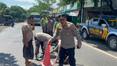 aksi-nyata-polisi-untuk-rakyat:-polsek-wongsorejo-tambal-jalan-berlubang-demi-keselamatan-warga