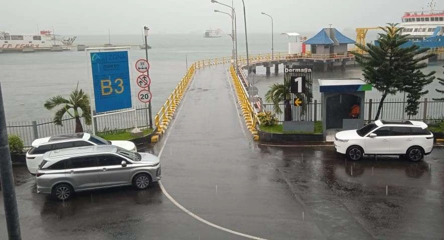 hujan-lebat-dan-jarak-pandang-terbatas,-penyeberangan-ketapang-gilimanuk-sempat-ditutup