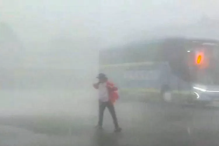 cuaca-buruk,-penyeberangan-ketapang–gilimanuk-sempat-ditutup-akibat-angin-kencang