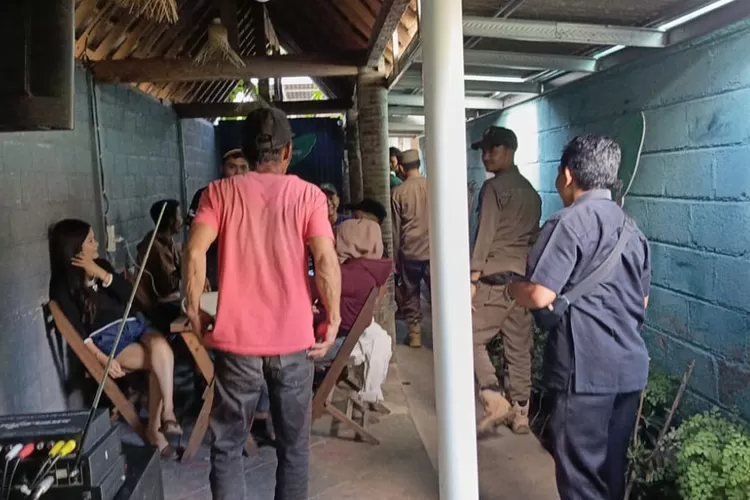 satpol-pp-banyuwangi-tutup-karaoke-berkedok-warung-di-tegalarum-sempu-usai-dikeluhkan-warga