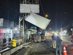 Tindak Lanjut Perintah Presiden Prabowo, Pemkab Banyuwangi Bongkar Baliho Bodong di Jalur Banyuwangi–Jember