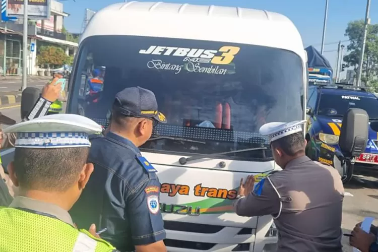 ramp-check-di-exit-tol-probolinggo-timur,-dishub-pastikan-kendaraan-laik-jalan-jelang-arus-mudik