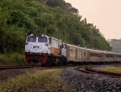 Tanpa Palang Pintu, Mobil Sigra Hancur Disambar KA Sembrani di Lamongan