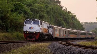 tanpa-palang-pintu,-mobil-sigra-hancur-disambar-ka-sembrani-di-lamongan