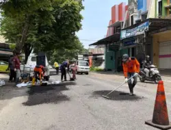 Mendekati Puasa, Pemkab Banyuwangi Mulai Tambal Jalan Berlubang