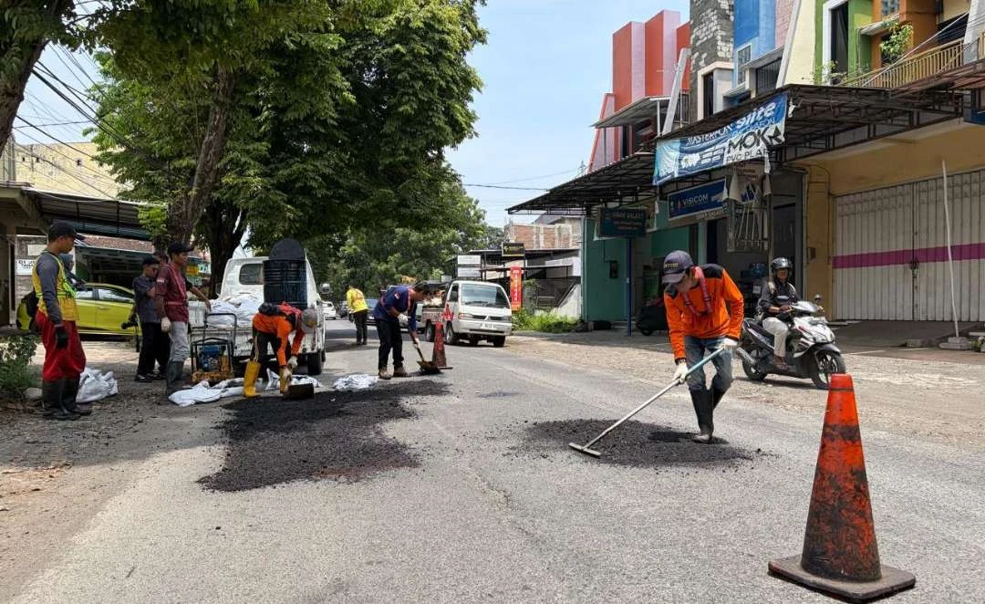 mendekati-puasa,-pemkab-banyuwangi-mulai-tambal-jalan-berlubang