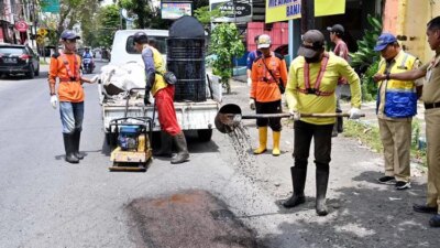 jelang-lebaran,-pemkab-banyuwangi-kebut-perbaikan-jalan-kota-demi-kelancaran-arus-mudik