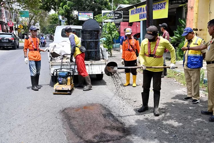jelang-lebaran,-pemkab-banyuwangi-kebut-perbaikan-jalan-kota-demi-kelancaran-arus-mudik
