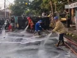 Tumpahan Solar dan Oli Bahasi Jalan Yos Sudarso Kalipuro, Damkarmat Banyuwangi Bergerak Cepat