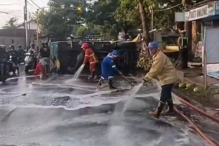 tumpahan-solar-dan-oli-bahasi-jalan-yos-sudarso-kalipuro,-damkarmat-banyuwangi-bergerak-cepat