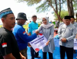 Tiga Kelompok Nelayan di Banyuwangi Terima Bantuan Mesin Kapal dan Alat Keselamatan