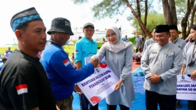 tiga-kelompok-nelayan-di-banyuwangi-terima-bantuan-mesin-kapal-dan-alat-keselamatan