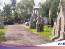 Proyek Jalan Mandek, Warga Banyuwangi Protes Bangun Candi dari Paving