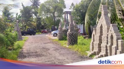 proyek-jalan-mandek,-warga-banyuwangi-protes-bangun-candi-dari-paving