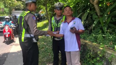 dump-truck-salip-motor-di-jembatan-sasak-tambong-banyuwangi,-tiga-orang-terluka