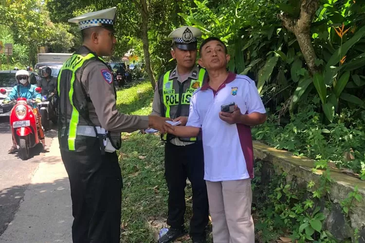 dump-truck-salip-motor-di-jembatan-sasak-tambong-banyuwangi,-tiga-orang-terluka