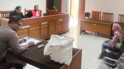 jual-arak-bali-tanpa-izin,-perempuan-di-kalipuro-disidang-tipiring-dan-didenda-rp-300-ribu