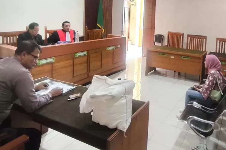 jual-arak-bali-tanpa-izin,-perempuan-di-kalipuro-disidang-tipiring-dan-didenda-rp-300-ribu