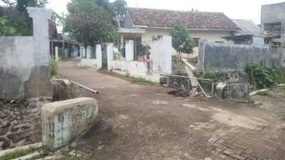 terancam-ambruk,-warga-pasang-tanda-darurat-di-jembatan-sulingan