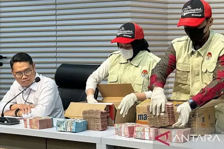 fantastis!-kpk-sita-emas-dan-valas-rp40,5-miliar-dari-kasus-impor-barang-kw