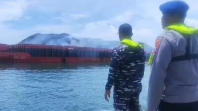 kapal-tongkang-batu-bara-asap-tebal-gegerkan-warga-muncar-banyuwangi,-polisi-pastikan-bukan-kebakaran