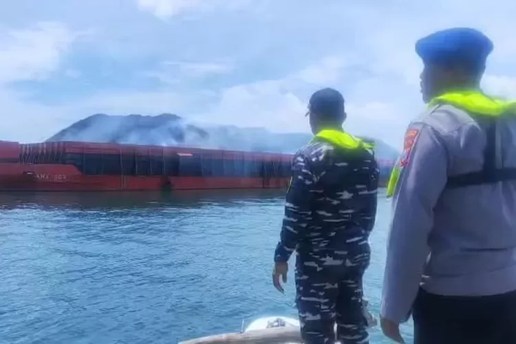 kapal-tongkang-batu-bara-asap-tebal-gegerkan-warga-muncar-banyuwangi,-polisi-pastikan-bukan-kebakaran