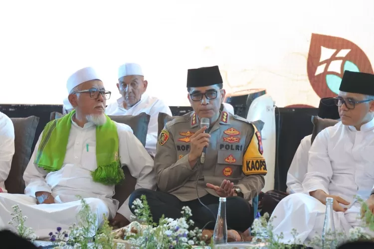 ribuan-jamaah-padati-haul-kh-achmad-musayyidi,-kapolresta-dan-bupati-banyuwangi-turut-hadir