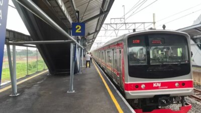 baru-beroperasi,-stasiun-kereta-api-jatake-langsung-diserbu-ribuan-penumpang