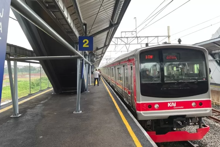 baru-beroperasi,-stasiun-kereta-api-jatake-langsung-diserbu-ribuan-penumpang