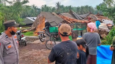 puting-beliung-terjang-sempu-banyuwangi,-17-rumah-rusak-dan-kandang-bebek-rugi-rp-200-juta