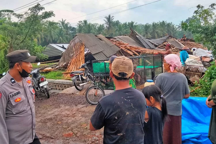 puting-beliung-terjang-sempu-banyuwangi,-17-rumah-rusak-dan-kandang-bebek-rugi-rp-200-juta