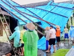 Angin Kencang Terjang Banyuwangi, Lima Rumah di Tambakrejo Muncar Rusak Parah, Atap Terbang 20 Meter