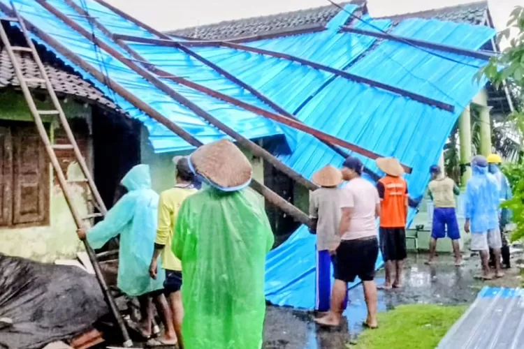 angin-kencang-terjang-banyuwangi,-lima-rumah-di-tambakrejo-muncar-rusak-parah,-atap-terbang-20-meter