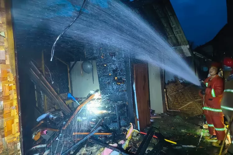 rumah-semi-permanen-di-licin-banyuwangi-terbakar,-diduga-akibat-korsleting-listrik