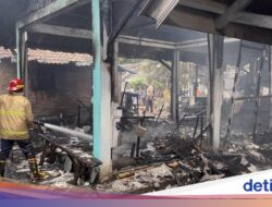 Si Jago Merah Membakar Hangus 5 Kios-2 Motor di Pasar Loak Banyuwangi