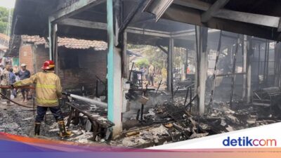 si-jago-merah-membakar-hangus-5-kios-2-motor-di-pasar-loak-banyuwangi