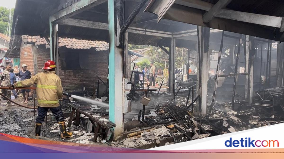 si-jago-merah-membakar-hangus-5-kios-2-motor-di-pasar-loak-banyuwangi