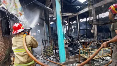 kebakaran-di-pasar-tiga-berlian-banyuwangi,-lima-kios-ludes-dengan-kerugian-rp150-juta