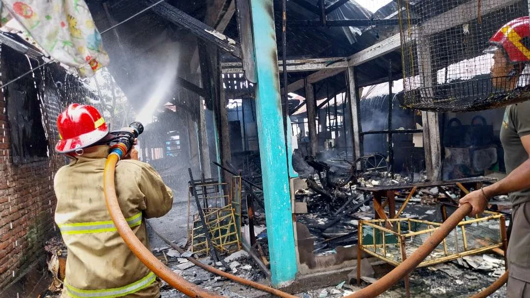 kebakaran-di-pasar-tiga-berlian-banyuwangi,-lima-kios-ludes-dengan-kerugian-rp150-juta