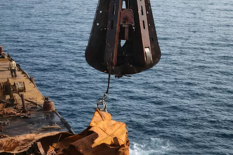 evakuasi-bangkai-kmp-tunu-pratama-jaya-di-selat-bali-capai-80-persen,-arus-kuat-jadi-tantangan