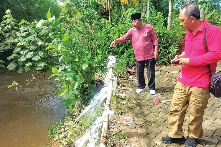 hujan-deras-picu-longsor-sempadan-jalan-di-sarongan-pesanggaran-banyuwangi,-akses-warga-terancam