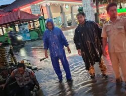 Hujan Sore Bikin Jalan Raya Jember Tergenang, Polisi Turun Tangan Atur Lalu Lintas