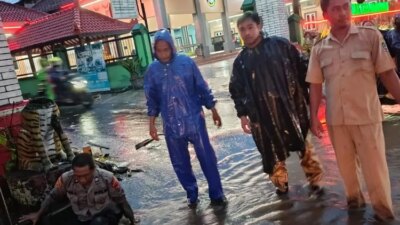 hujan-sore-bikin-jalan-raya-jember-tergenang,-polisi-turun-tangan-atur-lalu-lintas