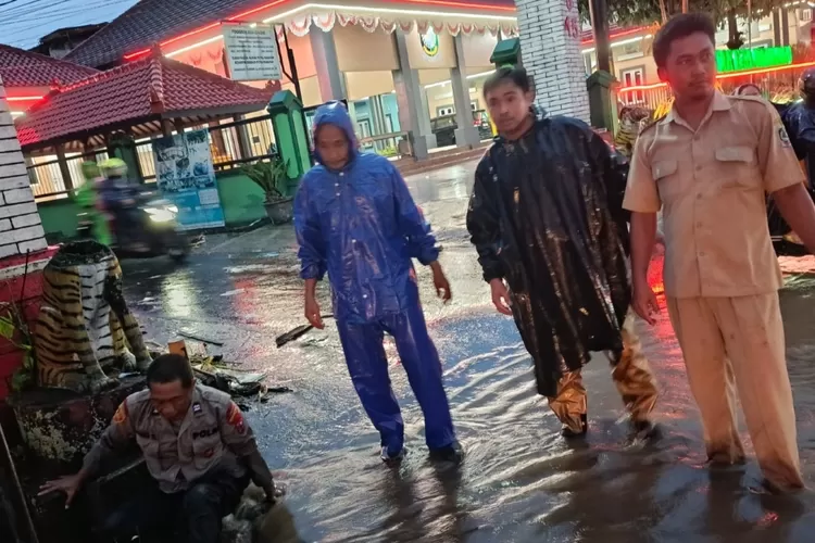 hujan-sore-bikin-jalan-raya-jember-tergenang,-polisi-turun-tangan-atur-lalu-lintas