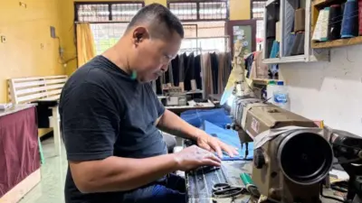 jelang-puasa,-penjahit-mustakim-banjir-pesanan:-pernah-jadi-langganan-almarhum-bupati-samsul-hadi