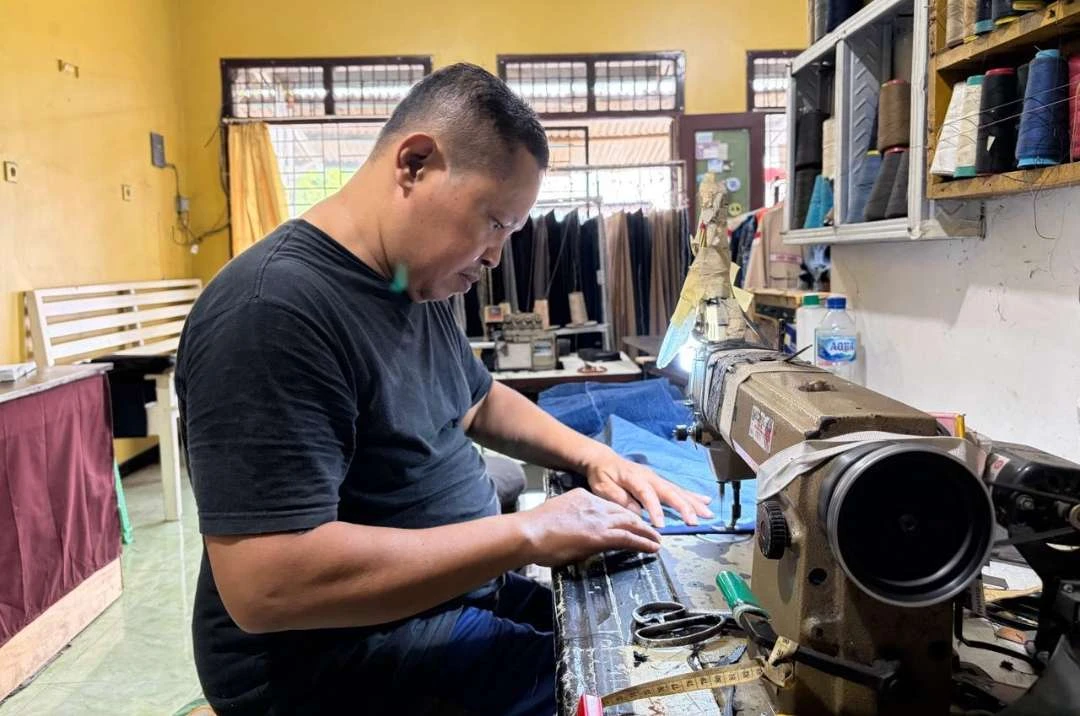 jelang-puasa,-penjahit-mustakim-banjir-pesanan:-pernah-jadi-langganan-almarhum-bupati-samsul-hadi