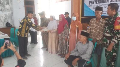 wajah-bahagia-warga-alasrejo-sambut-pembagian-350-sertifikat-ptsl,-pendopo-desa-dipenuhi-antusiasme